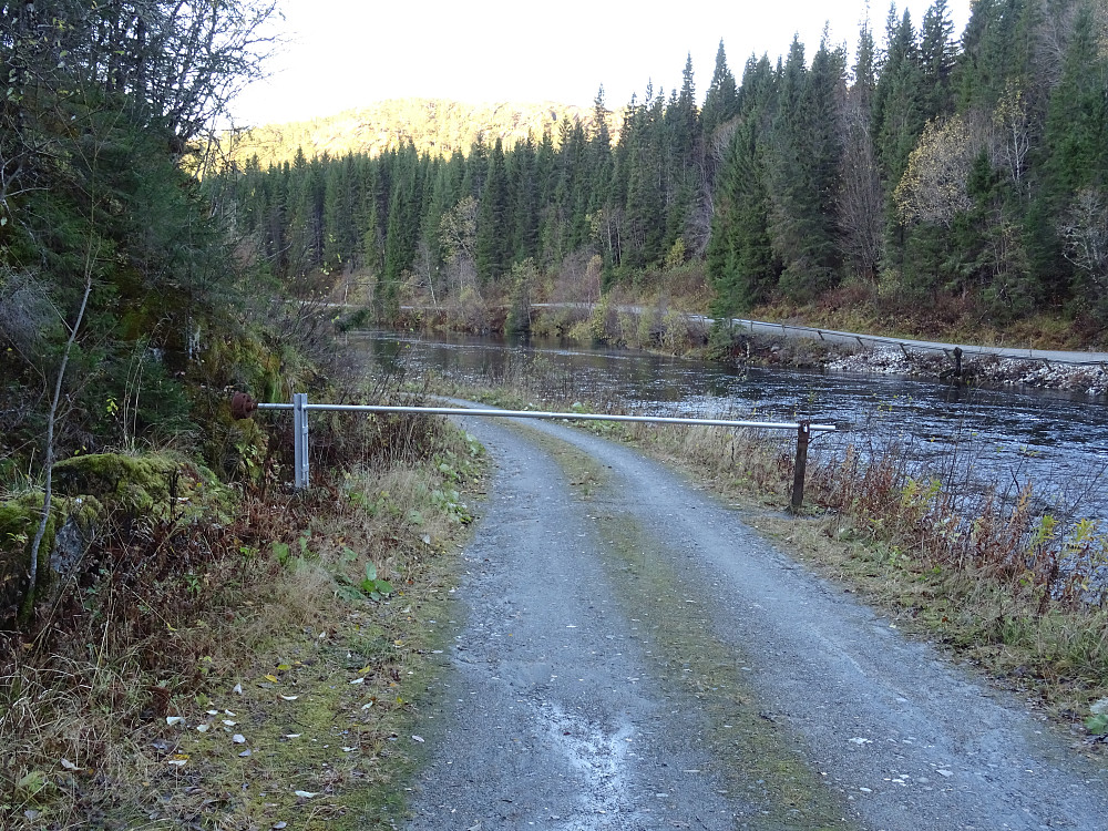 Den sju kilometer lange veien til Mjøsunddammen er stengt med bom.