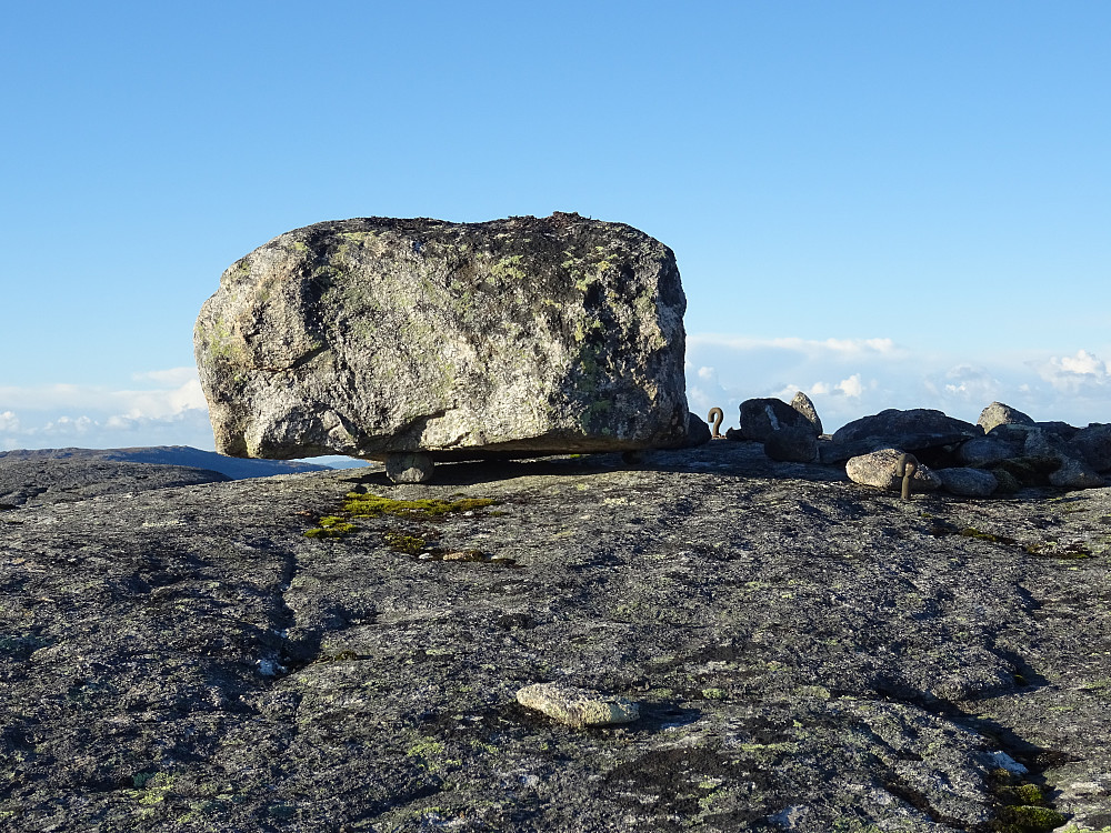 Toppsteinen på Finnvikhøgda med trigboltene synlig til høyre