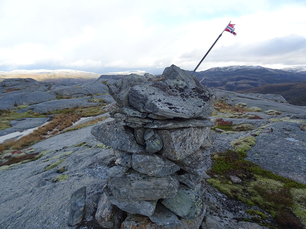 Toppvarden på Middagsfjellet med det norske værbitte flagget