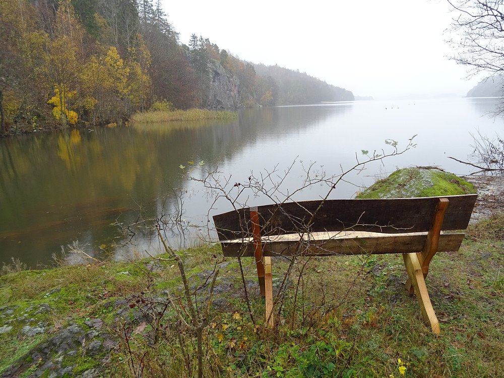 Flott hvilebenk ved Borrevannet/Kvislabrua