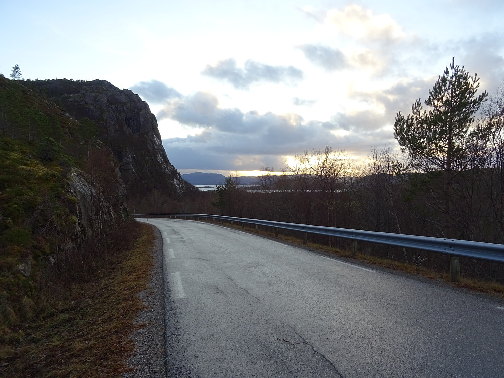 Kom ned til veien ved Trollvatnet og Klubbsteinen. 