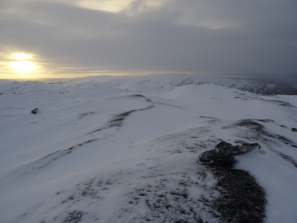 Den lille toppvarden på Kvernvassfjellet nederst til høyre