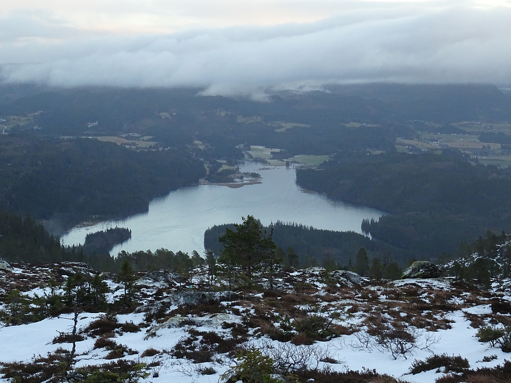 Utsikt fra oppstigningen til Svartkamberget mot Buvatnet/Almovatnet