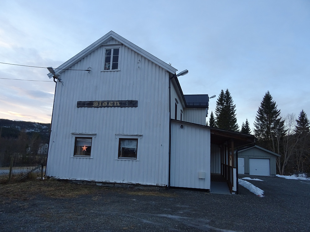 God parkering ved gamle Sjøen skole og lysløype.