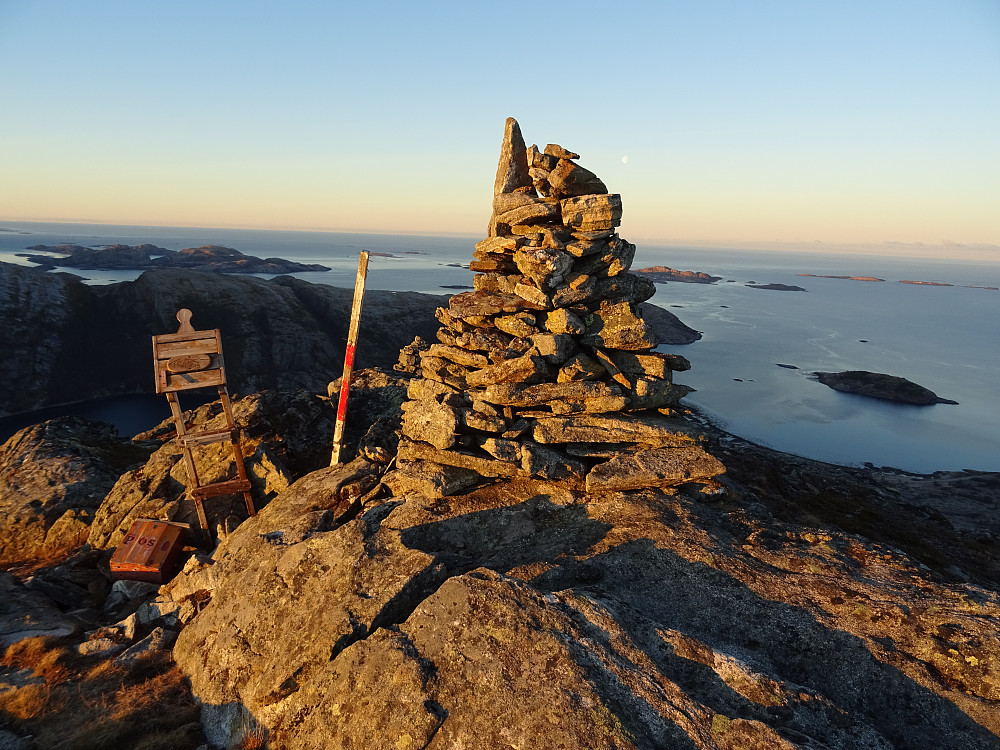 Flott varde med utsikt mot Sørjer 60 meter fra den mindre varden på høyeste punkt