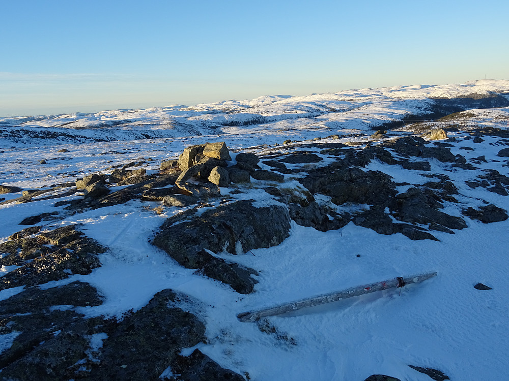 Toppvarden på Blåheia. Trigpunktstanga ligger i snøen