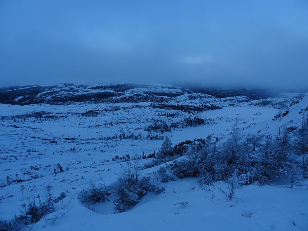 Utsikt fra nedstigningen fra Blåfjellet mot Skjerivatnet