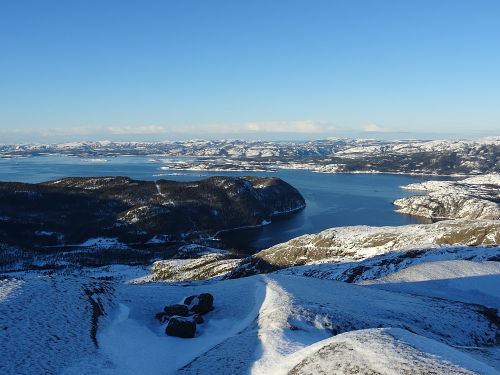 Utsikt fra Bugafjellet mot Hopen og Hjelmsøya