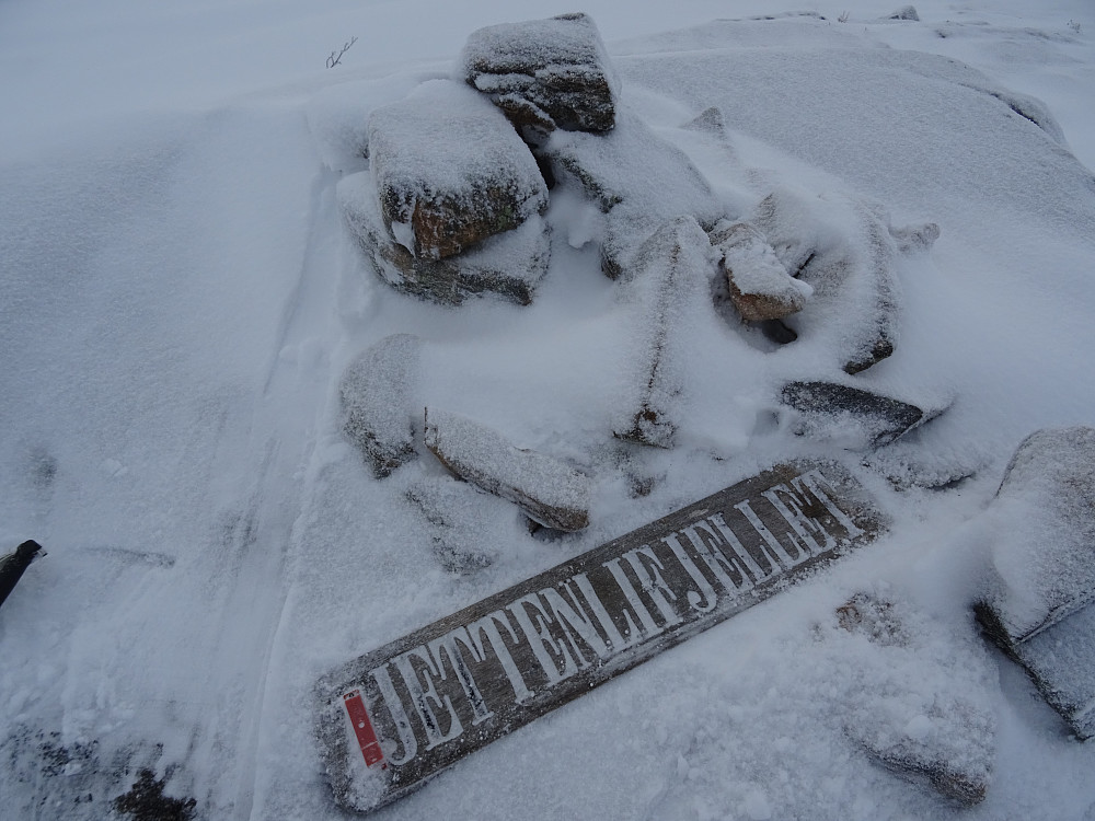 Og under snøen på Jettenlifjellet dukket dette skiltet fram. 
