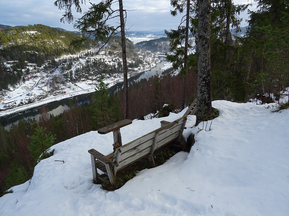 Flott utsikt mot Hoplafjorden og Hoplaelva fra trimkassen