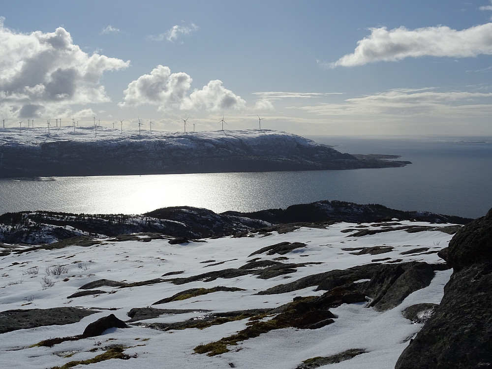 Utsikt fra Kiransfjellet mot vindmøllene på Harbaksfjellet 