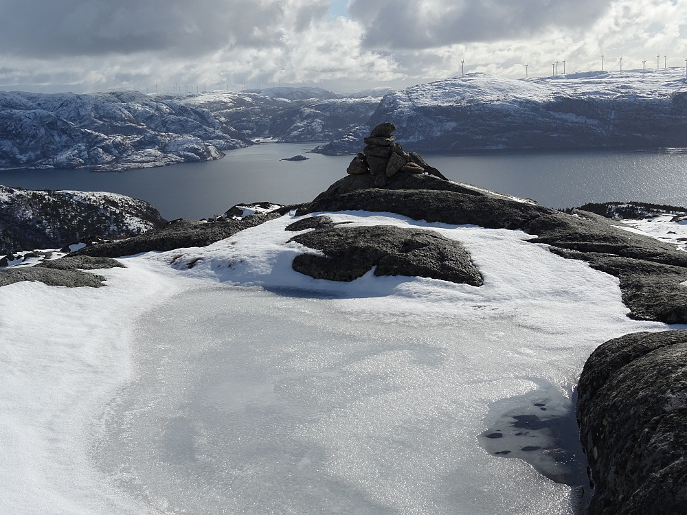 En liten plaskedam ved varden på Kiransfjellet