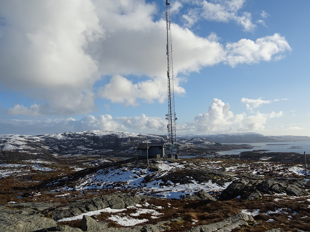Mastra og bua sett fra varden på Brandsøyfjellet