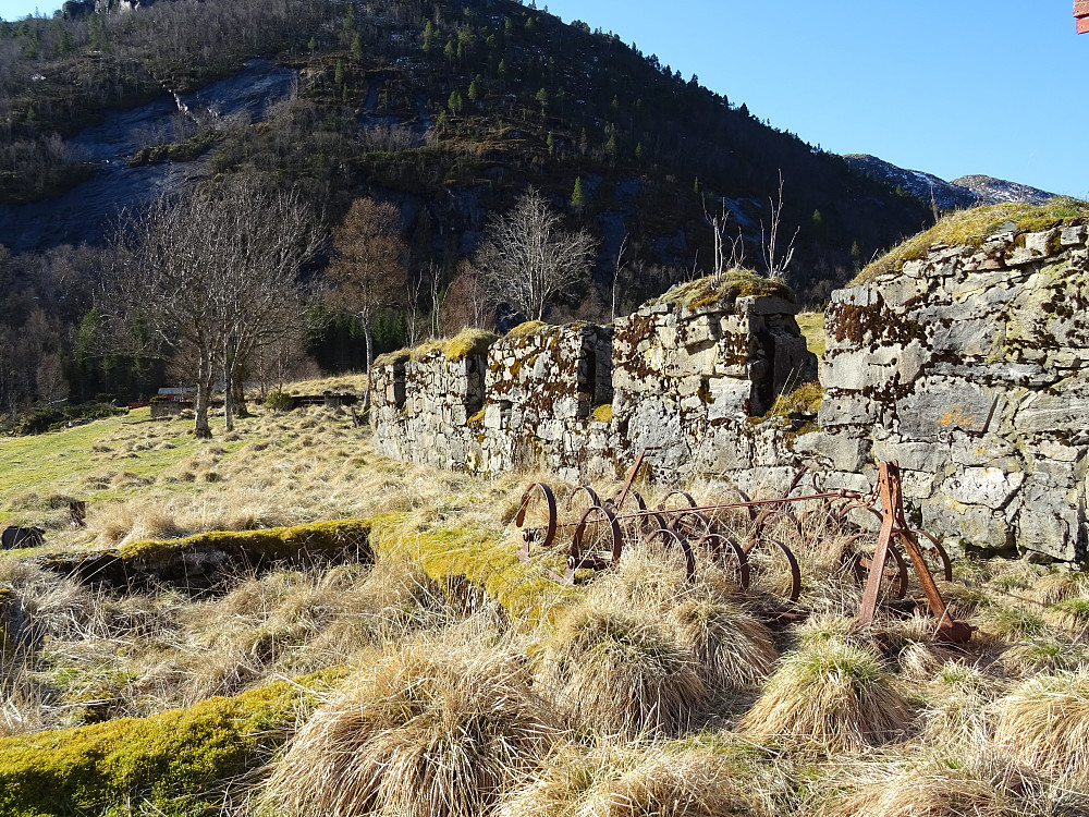 Rester av gammel bebyggelse på Sve