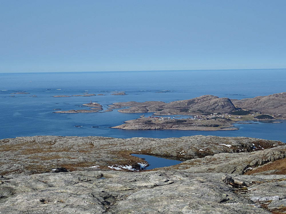 Utsikt mot Seter og Buholmråsa fyr (til venstre) fra Helvikkeipen