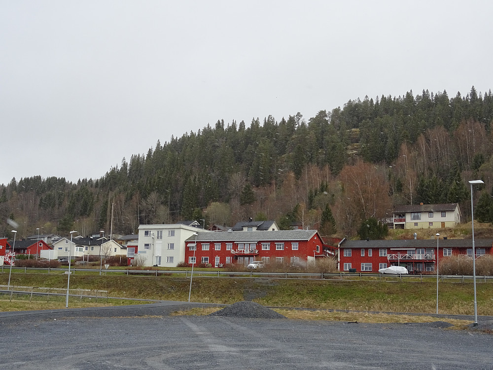 Kvam Sentrum, Kvamsåsen bak