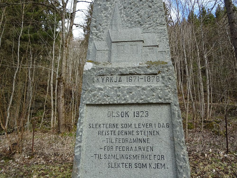 En bauta til minne om kyrkja 1671-1878. (Kvam)