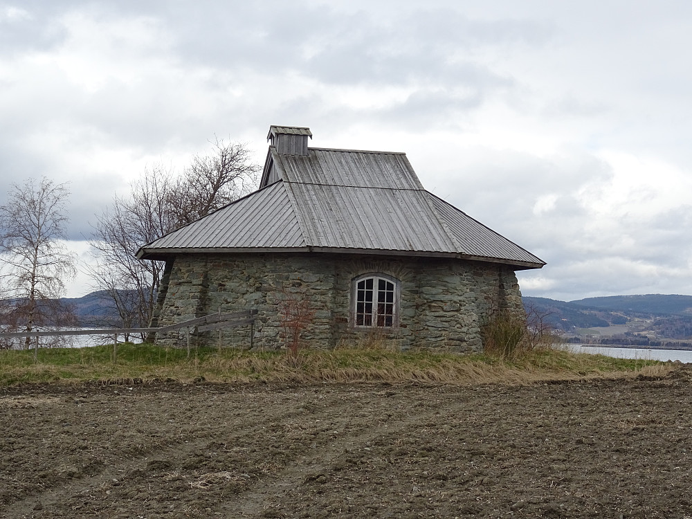 Vindmøllefundament på Skånes i Levanger. Mølla ble bygget av Jacob Herslev Hornemann på 1840-tallet. (står ovenfor P-plassen på Skånestangen)