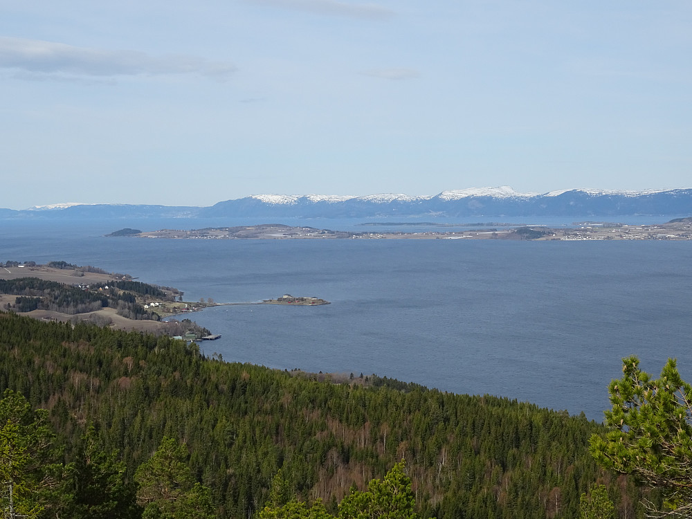 Utsikt fra Strukhauet mot Steinvikholmen, Frosta, Tautra og de snødekte Fosenalpene