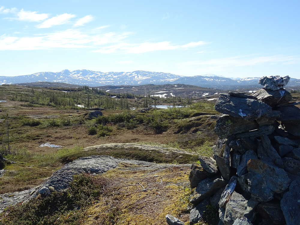 Varden på Klimpan. Utsyn mot Fonnfjellet + andre i Meråker (delvis med snø)