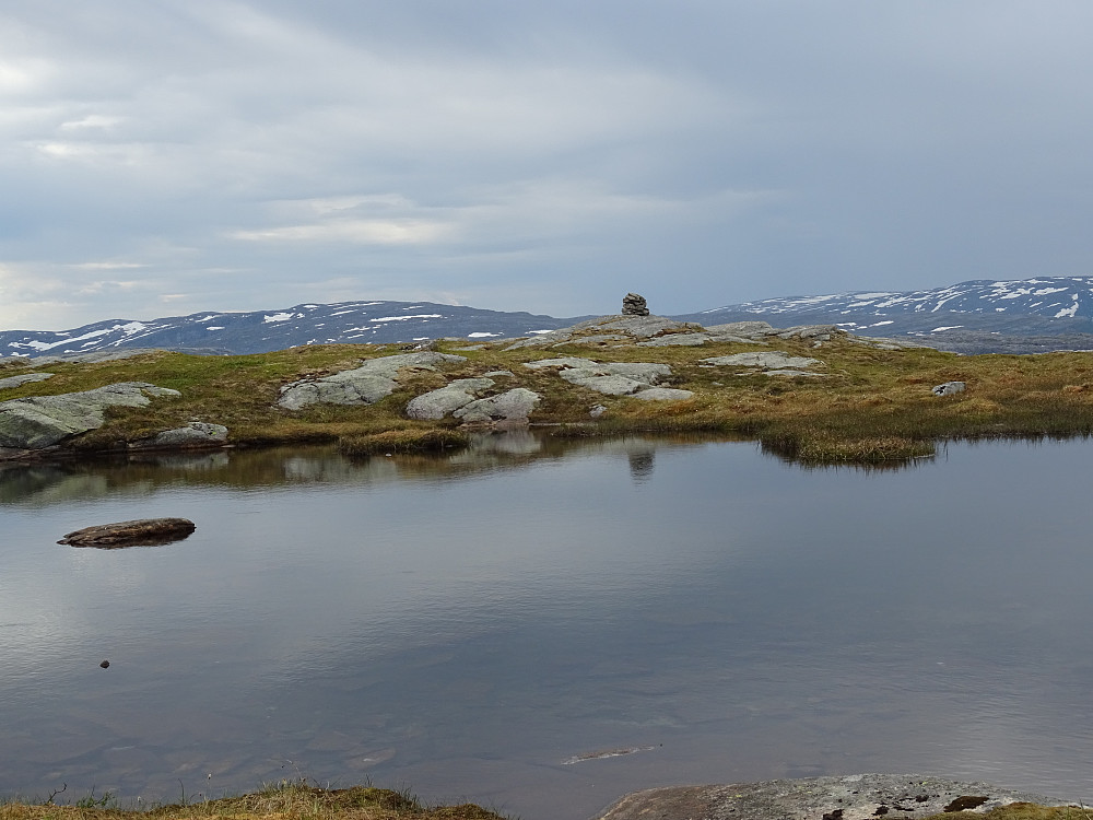 Ei lita tjønn og varde på Namsosiden av grensen ved Mjøsundfjellet