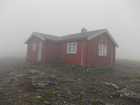 Hytte på toppen av Våttåhaugen i tåke