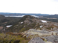 Utsikt fra Dugurdmålsfjellet. Dugurdmålstjønna til høyre og Setervatnet og veien til skytebanen til venstre