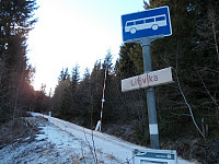 Ved Litjvika bussholdeplass starter bomvegen til Gulltjønna