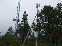Trigpunkt og antenne på toppen av Oftenåsen