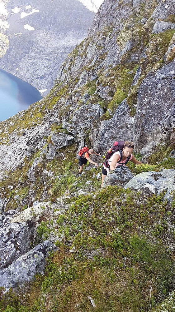 Midt i siste bakken opp mot toppen. Svartevatnet i bakgrunnen.