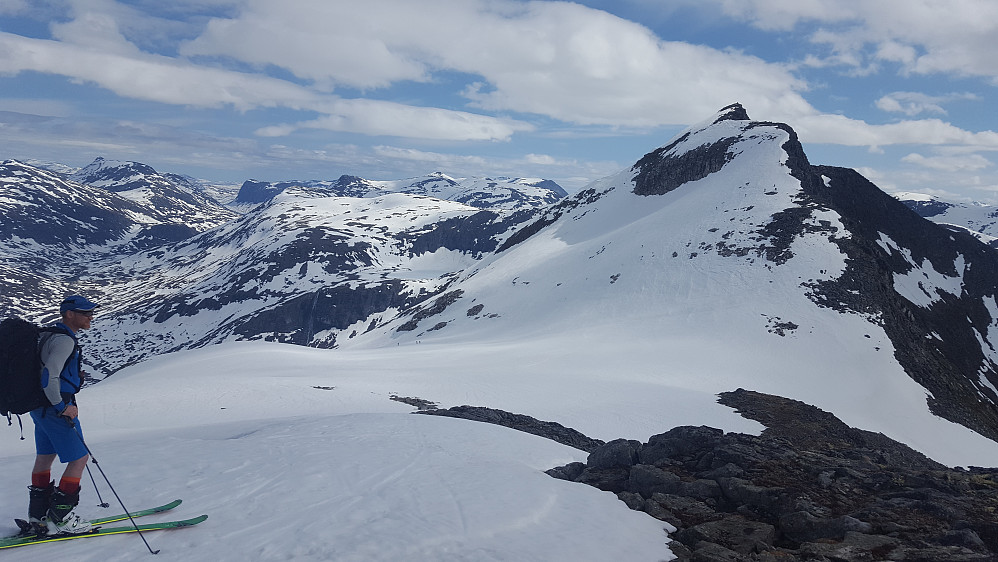 Skiene måtte av for å komme siste biten opp på Søre Småholtinden. Herfra har man god utsikt til dagens siste topp som er Ringshornet.