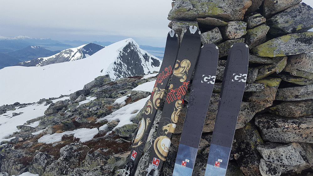 Smørbotntind med Kvasstind i bakgrunnen