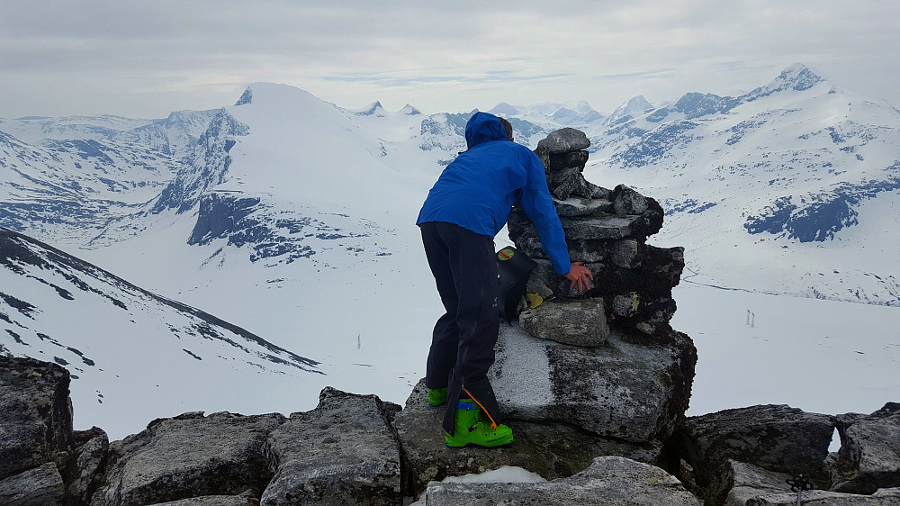 Robert studerer utsikten på Trolltinden. Ryssdalsnebba bak til venstre