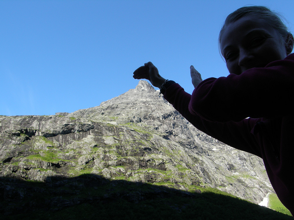 Berit studerer dagens turmål før bilturen opp Trollstigen