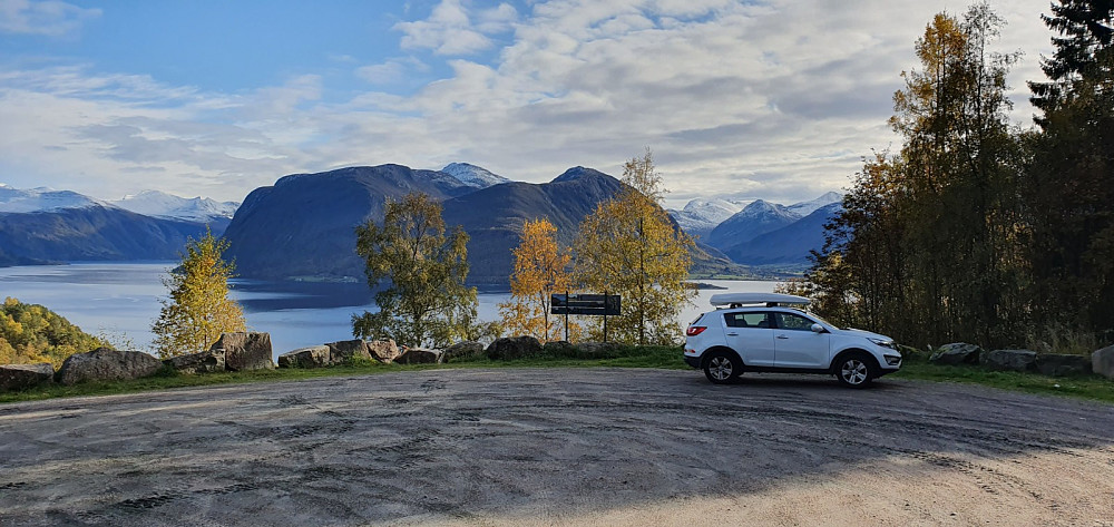 Aldri gledet meg så mye til to tørre brødskiver i bilen