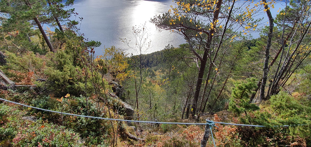 Bratt skråning med historisk sus: «Tjelle-skredet» var et fjellskred som fant sted den 22. februar 1756. 15 million kubikkmeter stein raste ut fra Tjellafjellet ved Tjelle i Nesset kommune i Møre og Romsdal fylke. Dette er antakeligvis det største steinraset i Norge, og det sies å være et av Nord-Europas største steinskred målt i volum rasmasse. Under rasulykken i Loen i 1936 raste det, til sammenligning, en million kubikkmeter rasmasse. 32 mennesker omkom i raset og de tre påfølgende flodbølgene.