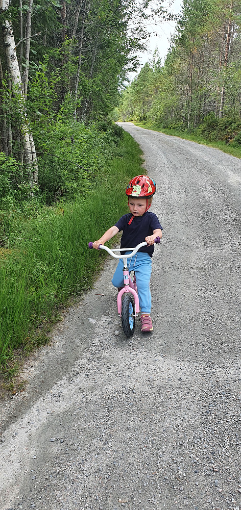 Aron tester sykkelen 