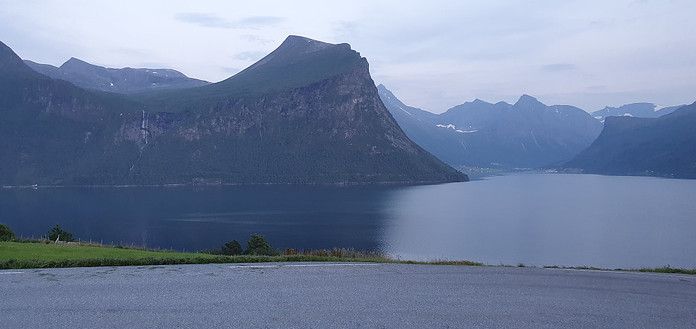 På parkeringsplassen. Grisetskolten ligner visstnok på en skolt herfra