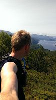 Nyter utsikten over Osterfjorden.