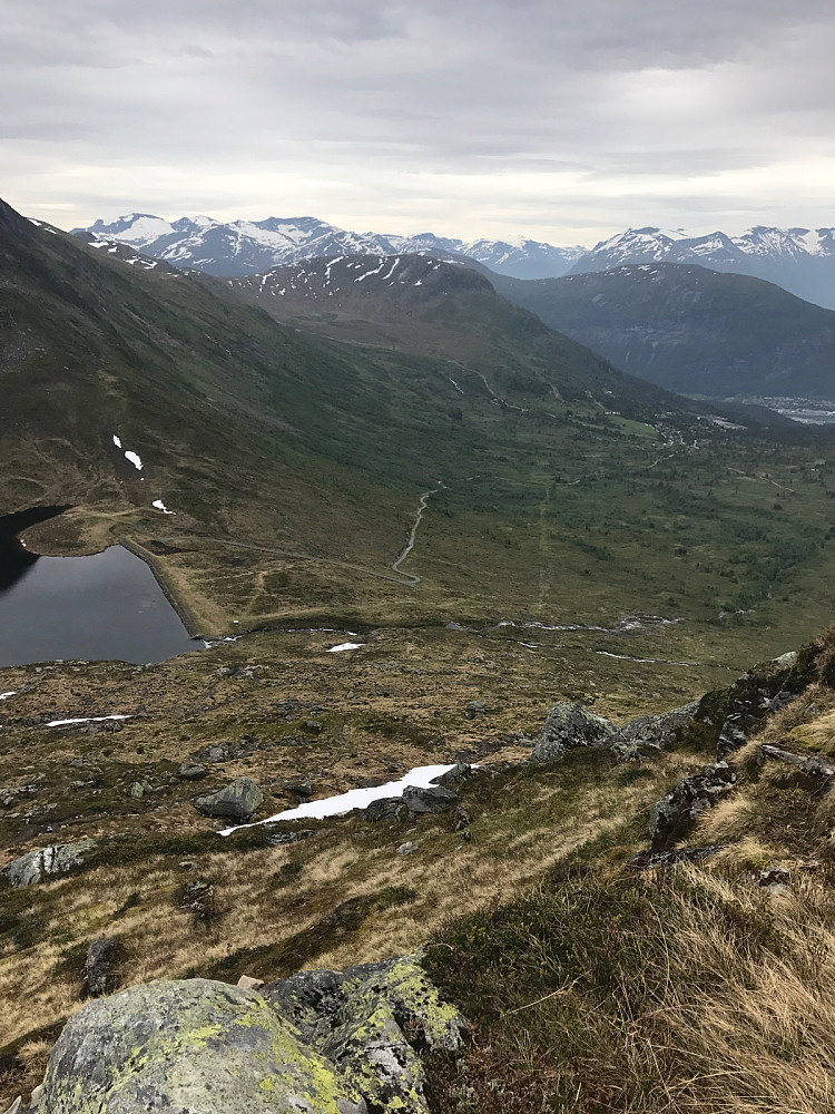 Holvatnet til venstre, Tonningsetra skimtes, Strynefjorden i det fjerne.