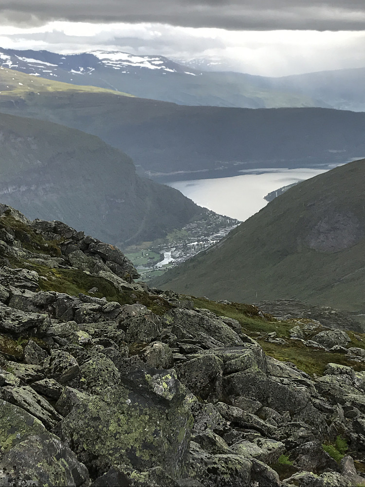 Utsikten på vei opp Kyrkjenibba mot Stryn, nedstryn