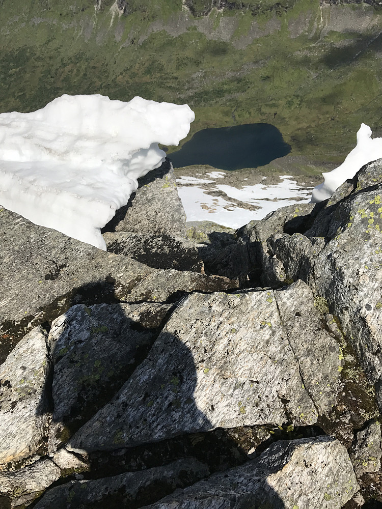 Sølvberget. Her risikerer du å falle i Stryn og lande i Hornindal..........