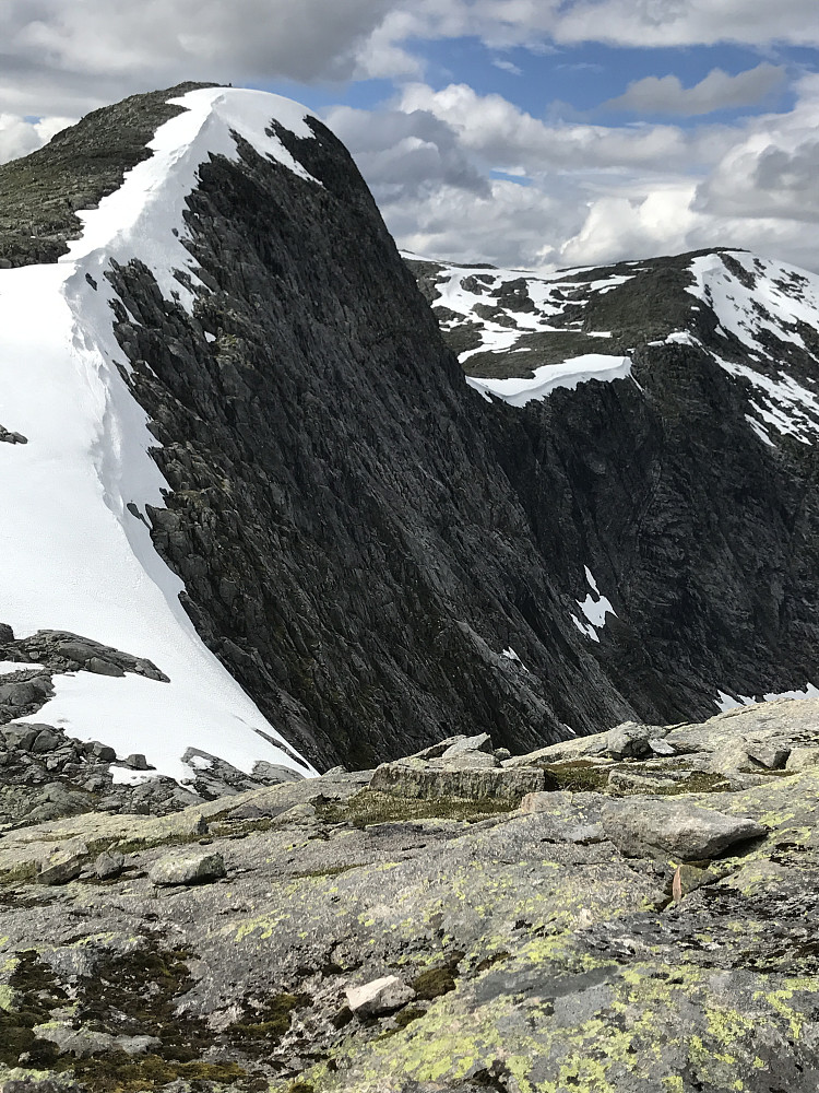 På veg opp Natakupa ser jeg meg tilbake til dette synet: Stupet fra Sølvberget og Karifjellet bakenfor