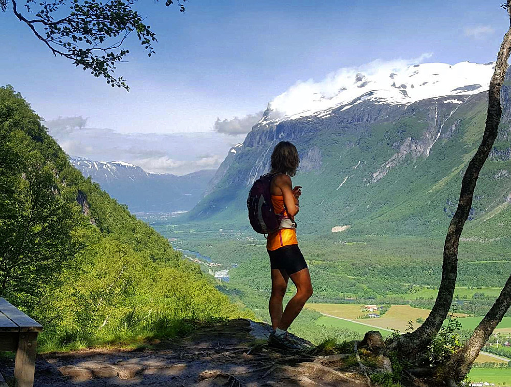Kongelhjellan, fint utsiktspunkt til Sunndalsøra og
maiestetiske fjell.