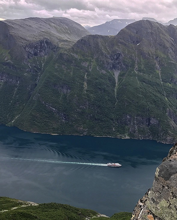 Turistbåt på vei innover Synnulvsfjorden
