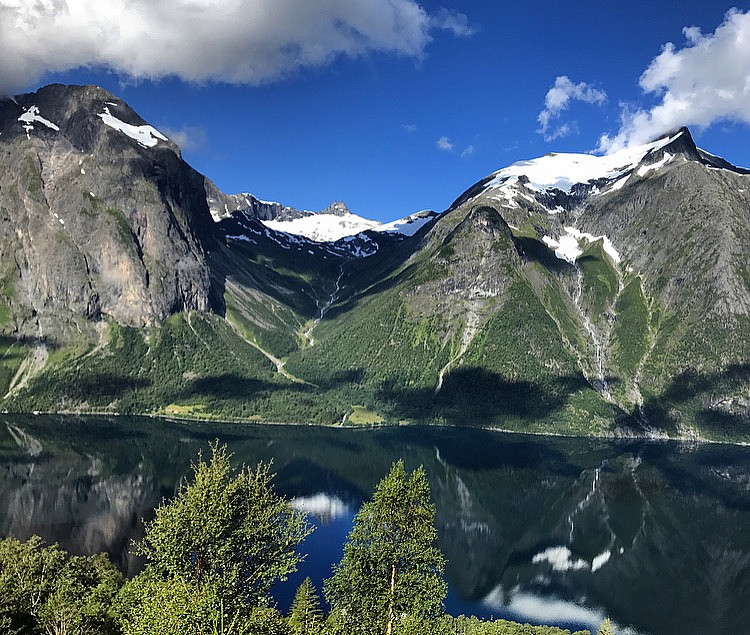 Morgenstemning ved Eikesdalvatnet.
Gjuratind og Sjøvdøla