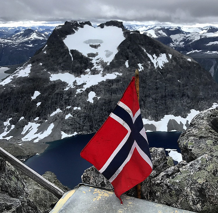Karlsgråtind