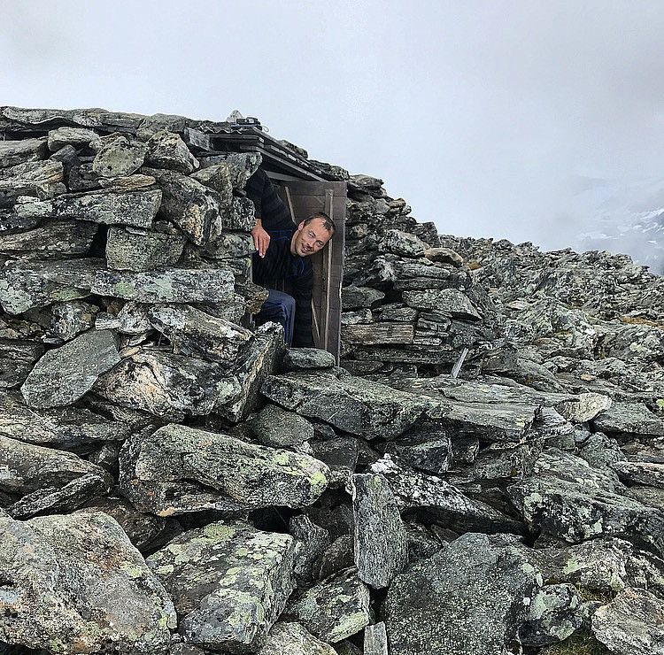 Tøff steinhytte på toppen