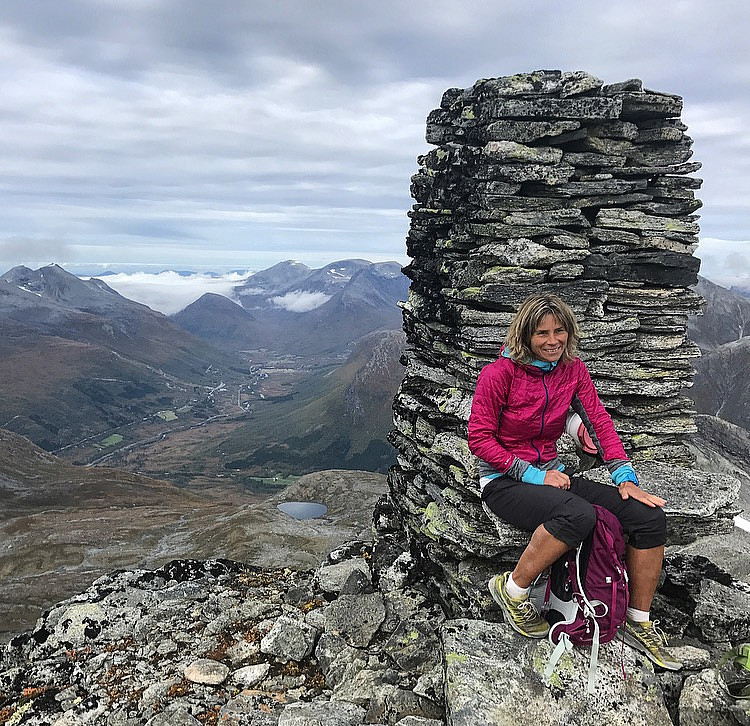 Innebygde benker på Geitebottinden.
Flott varde.