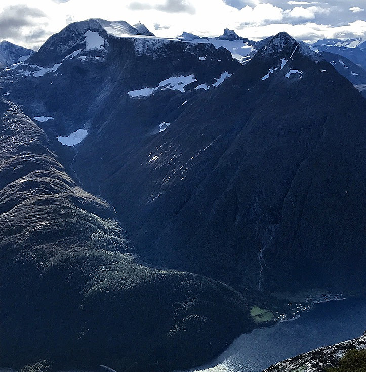 Sjøvdøla & Gjuratind